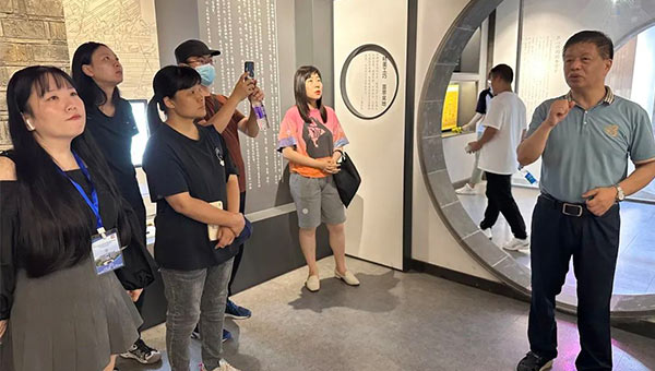 兴发娱乐[苏州景物园林设计,苏州景物园林施工,苏州文物古建修缮,苏州香山制造,苏州园林设计,苏州景物园林设计,苏州园林制造,苏州景物园林制造,苏州古修建修复]