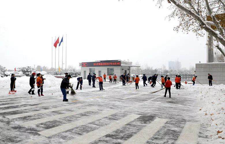 西安工业投集团发展全员除雪行动